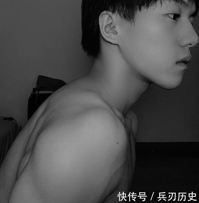 大男孩|帅气的成都大男孩,健身四个半月,手臂和肩有进步,胸肌差点意思!