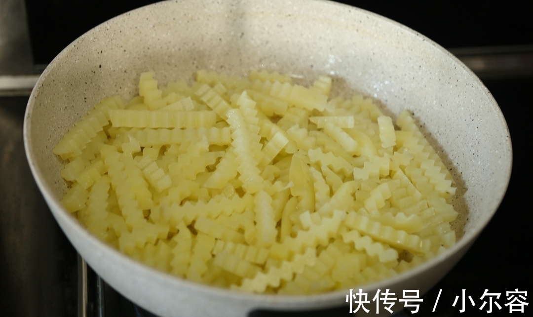 椒盐|土豆吃了几十年，第一次如此做，太香了，5盘都不够吃
