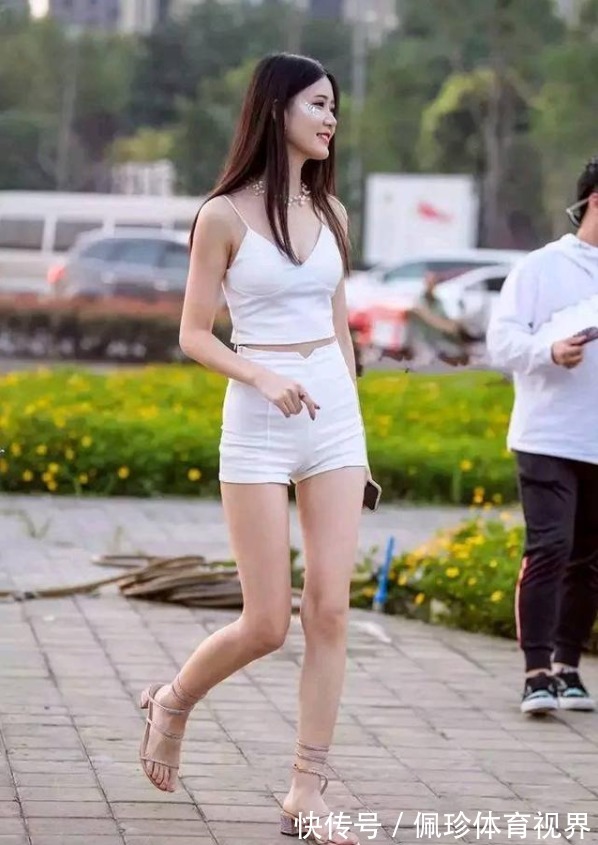 性感|白色吊带背心配高腰短裤,脚踩高跟鞋展示大长腿,性感时尚两不误