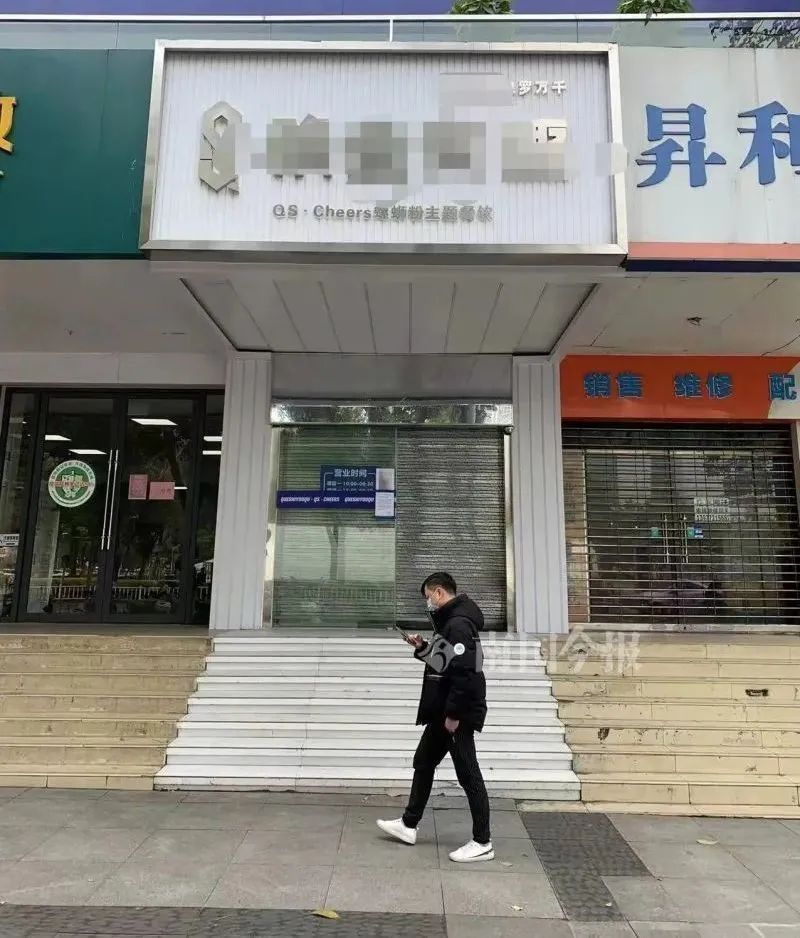 天花板|号称800万元装修，柳州这网红螺蛳粉店倒闭了？门口贴着一张告示…