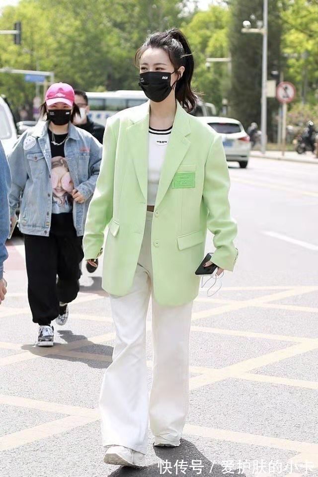 甜酷风|薇娅衣品真好，绿西装配阔腿裤洋气又高级，这派头完全不输女明星