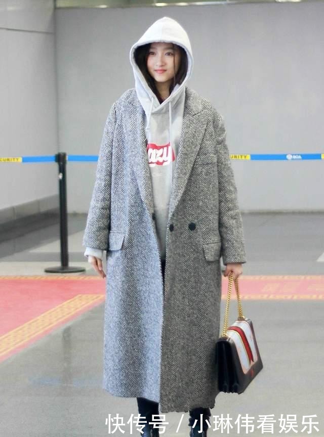 洋气|大衣+打底裤已成“过去式”,学女明星们这样穿,不仅显瘦还洋气