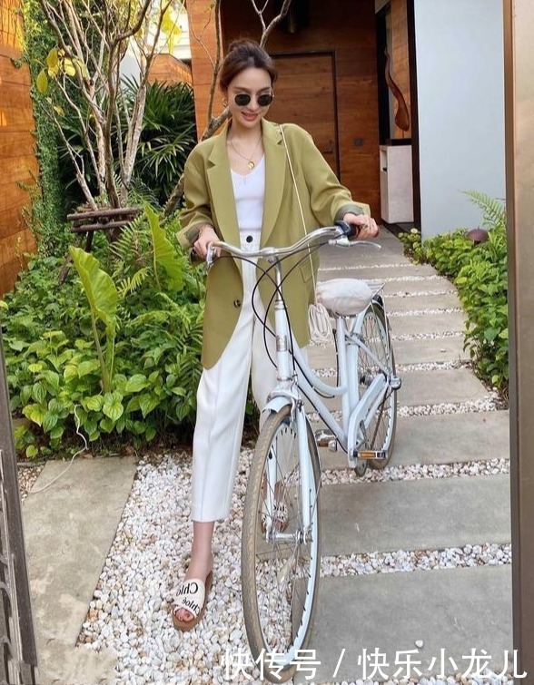 小姐姐气质清秀,穿碎花连衣裙,清新优雅!