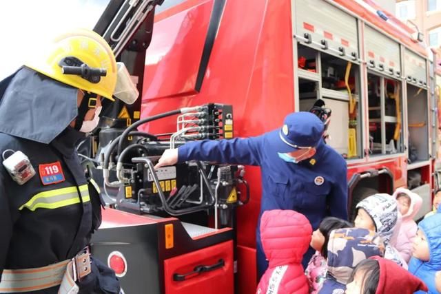 徐艳|高新区消防救援大队消防员开着消防车来到幼儿园
