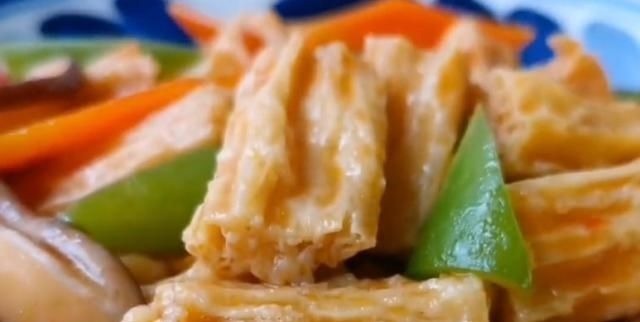 腐竹最好吃的做法，加2个鸡蛋，出锅比肉还香，上桌连汁都不剩