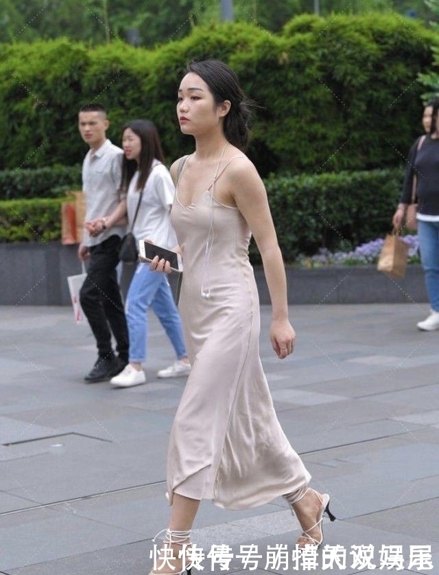 米白色吊带裙搭配绑带高跟鞋,气质出众,青春靓丽