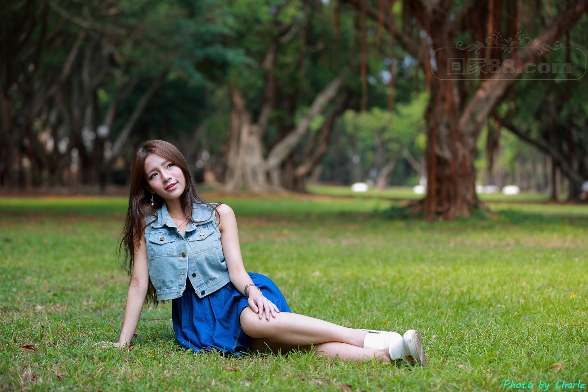 清新靓丽的牛仔吊带裙美女，搭配白色小鞋更是青春气息十足