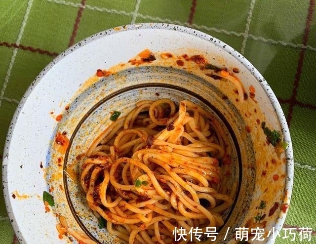 海清晒美食,牛肉面太馋人,引来一大群网友围观,饿肚子真不敢看