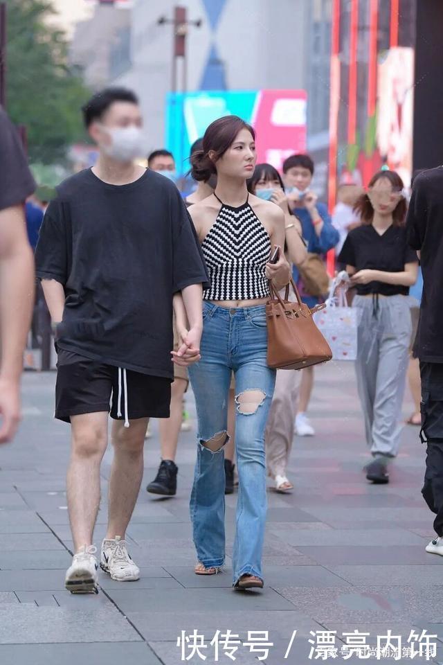 风靡一时的牛仔裤,如今却成了“烂大街”,依旧难掩修身与显瘦!