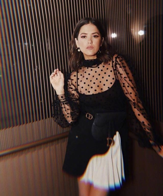 焦点|街拍小姐姐的网纱衣好显身材,配波浪长卷发,回眸一笑美成焦点