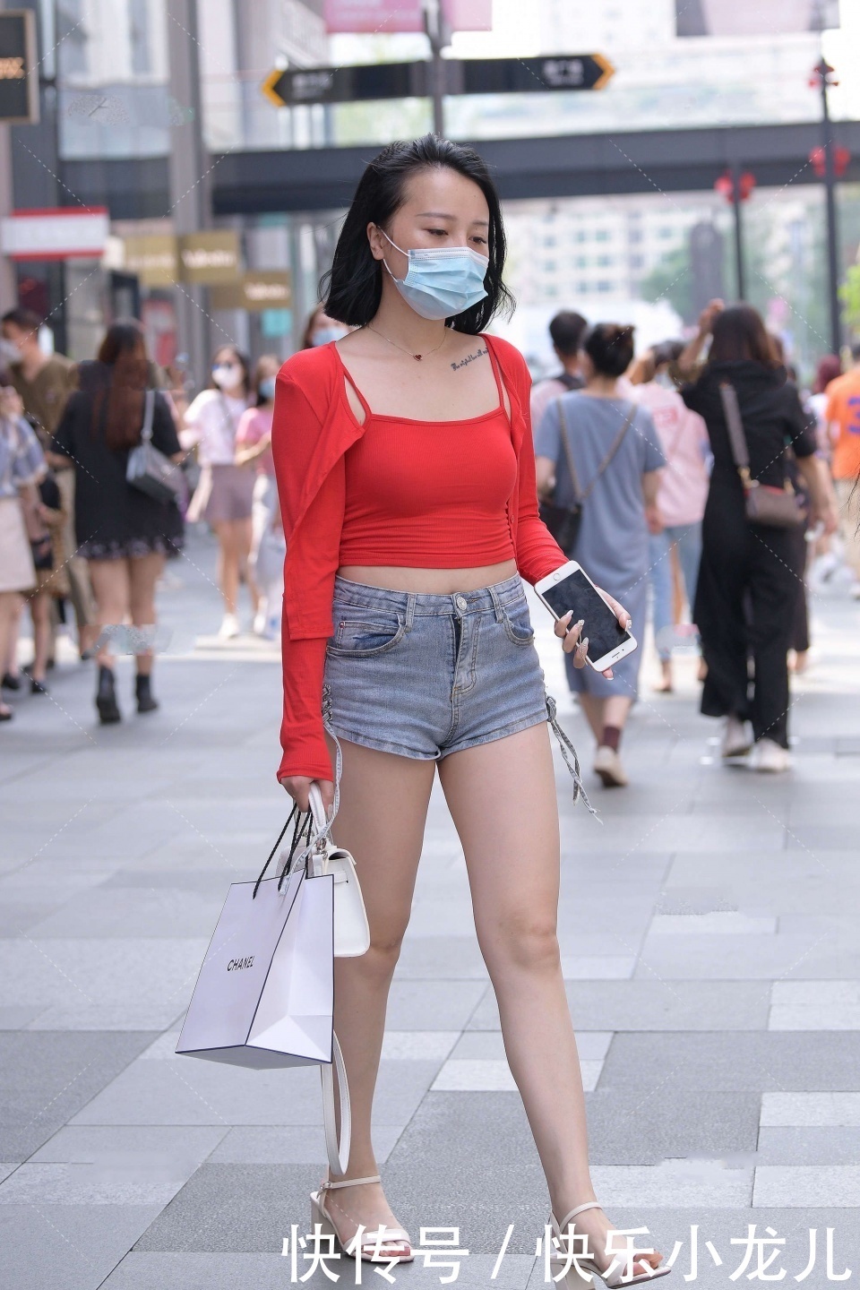 穿搭|红色上衣搭配牛仔短裤，简约又时尚，凸显出女人气质