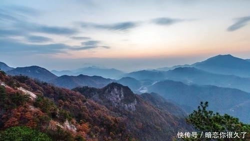 三峰锐插霄，汉奇秀无比，汉武帝封禅古南岳而出名，明堂山景