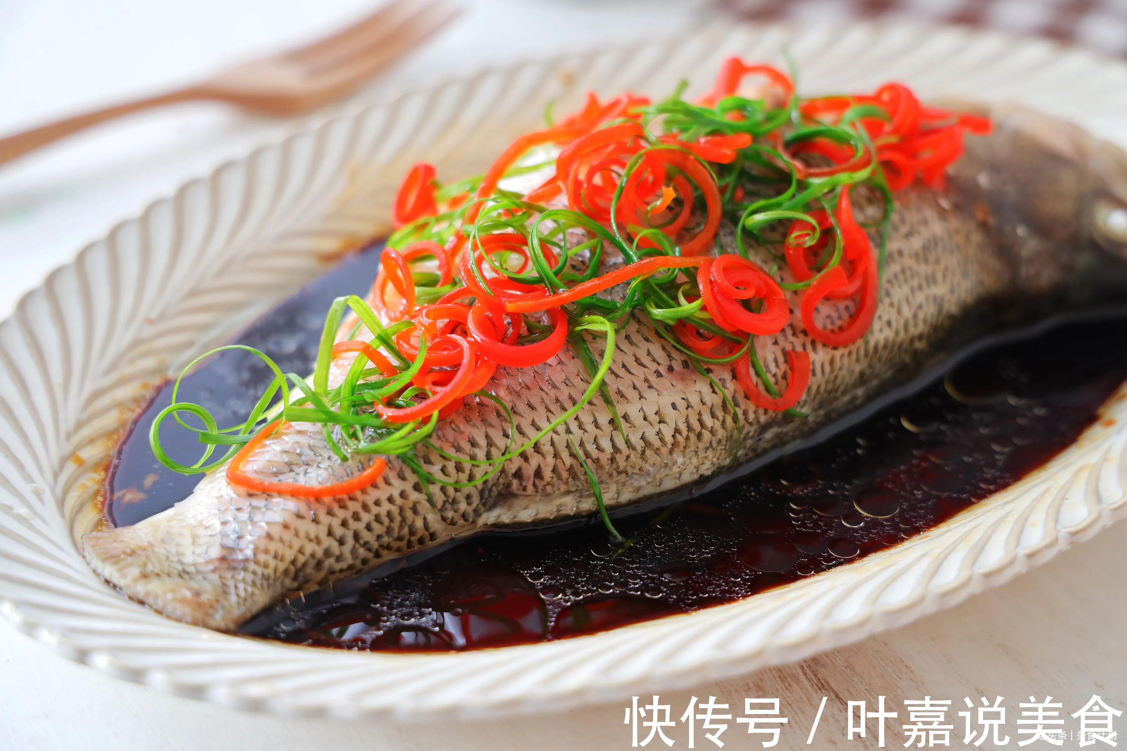 孩子最爱吃的清蒸鲈鱼,简单蒸一蒸,肉质鲜嫩,清淡不油腻