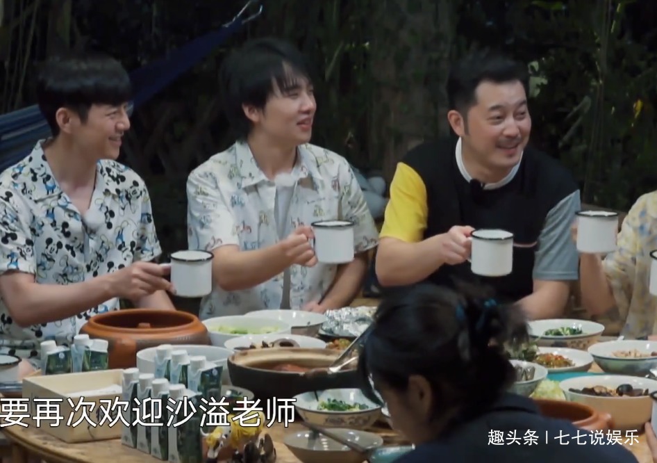 向往的生活黃磊做飯速度跟不上,節(jié)目組又悄悄為嘉賓點(diǎn)外賣