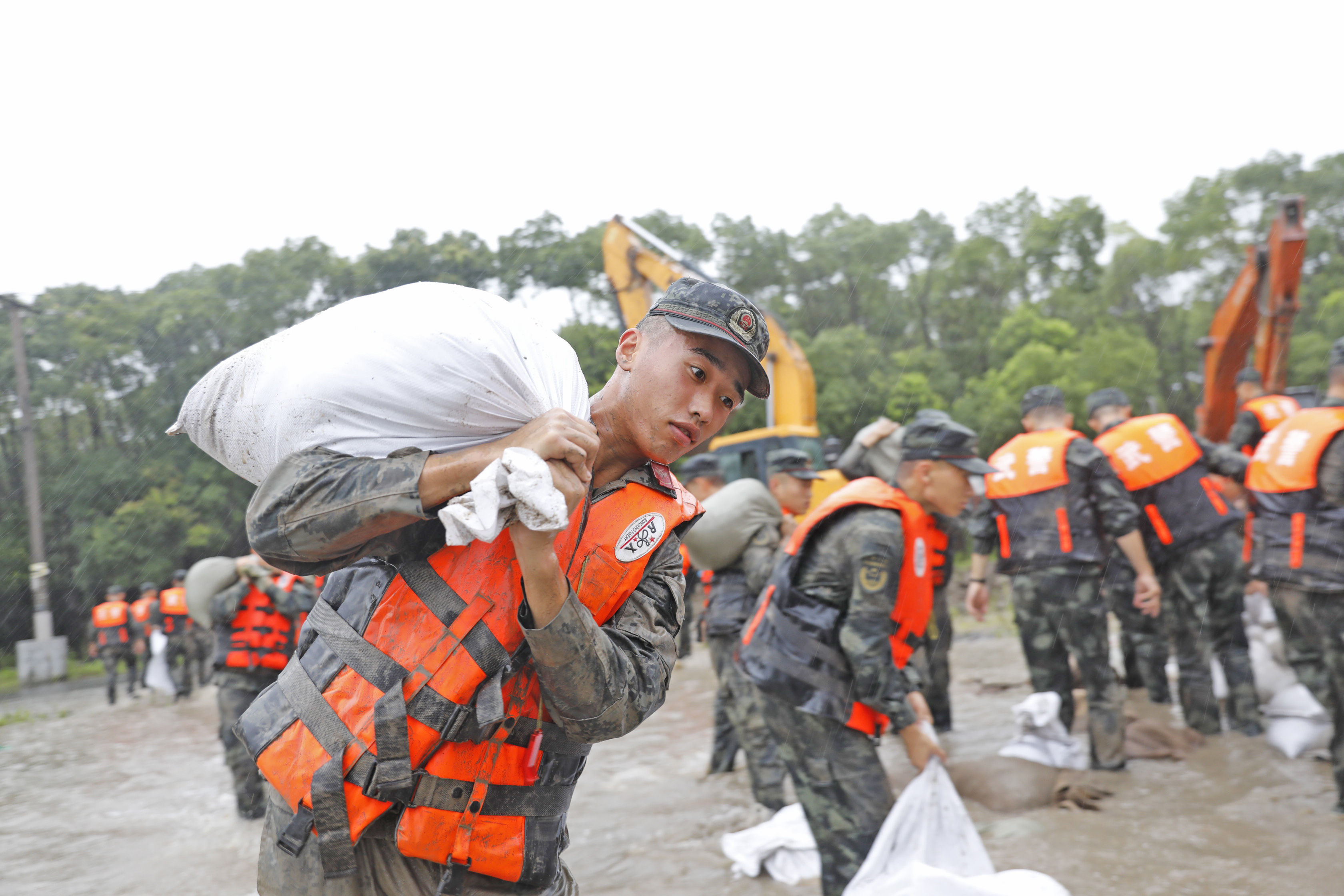 武警官兵|凌晨江水过堤冲出决口，武警官兵迅速赶赴现场奋战至今