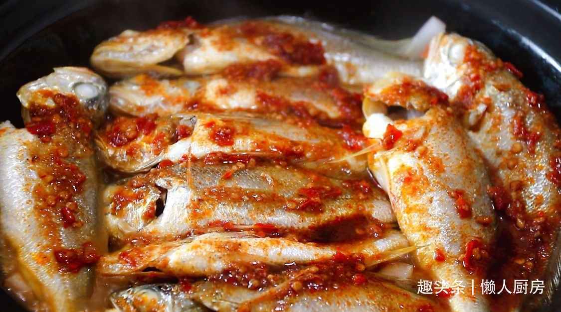炖煮|这鱼我家隔天吃一次,锅底放这些,不加水炖煮,鱼肉鲜嫩