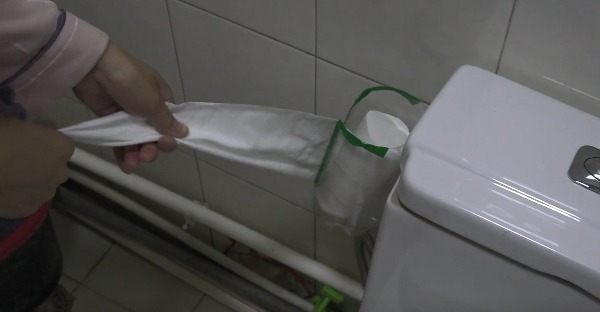 大号塑料瓶不要扔,剪几刀挂在马桶边,全家人都抢着用,太棒了!