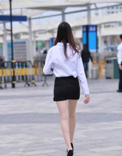 大秀|爱穿职业包臀裙的少妇，性感身材一览无遗，大秀纤细美腿