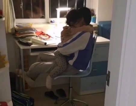 小哥哥|哥哥在写作业,妹妹哭着跑进来,哥哥的行为让人觉得真暖心