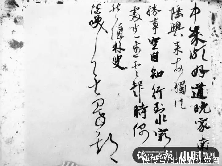  写字|男子用脚在积灰上写字走红，网友：用脚写的比我手写的都好看