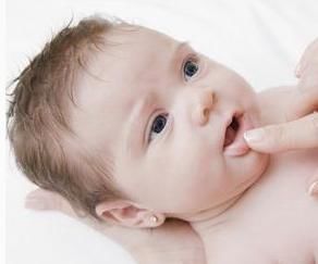 自卑|孩子很自卑 那是因为你没注意到这些 不要让孩子变得自卑！