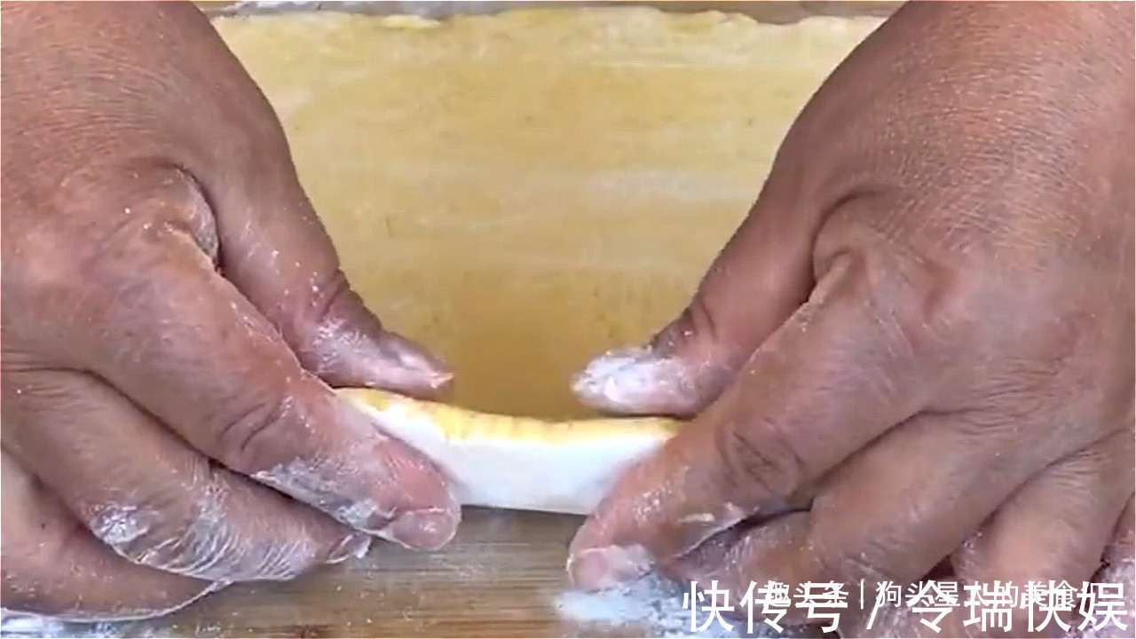 玉米面最好吃的做法,看着都流口水,暄软细腻,越嚼越香