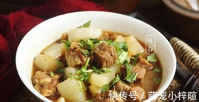 秋天进补，它跟萝卜是绝配，营养互补不怕冷，炖一锅特馋人