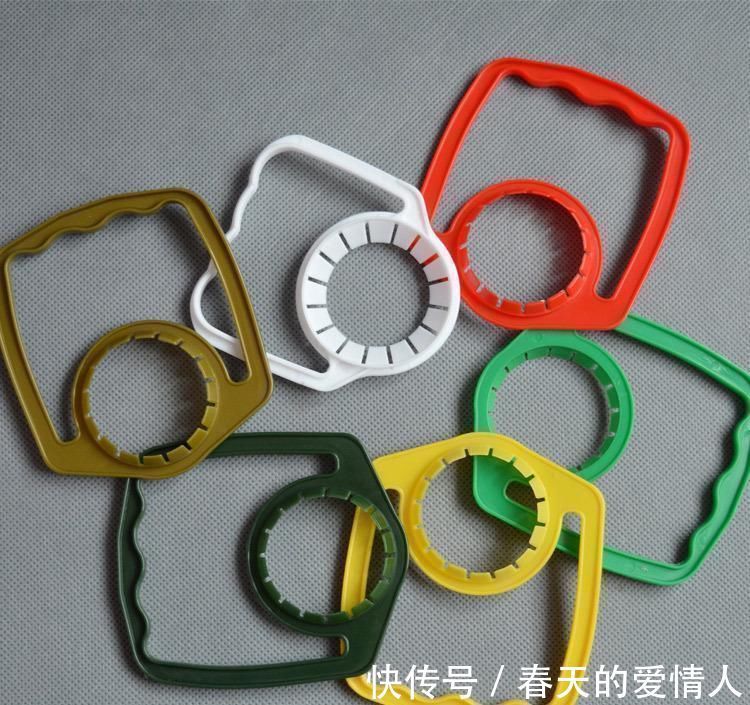 油桶上塑料把手不要扔, 放在厨房有妙用, 解决了千家万户的烦恼