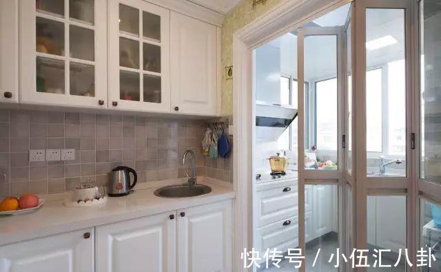 黑色|小户型厨房门你会选择怎样的颜色?黑色、白色还是原木色?