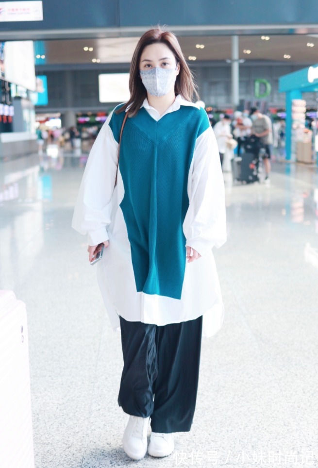 随性 阿娇穿衣也太随性了吧,“上松下松”看似邋遢,实则慵懒又时髦