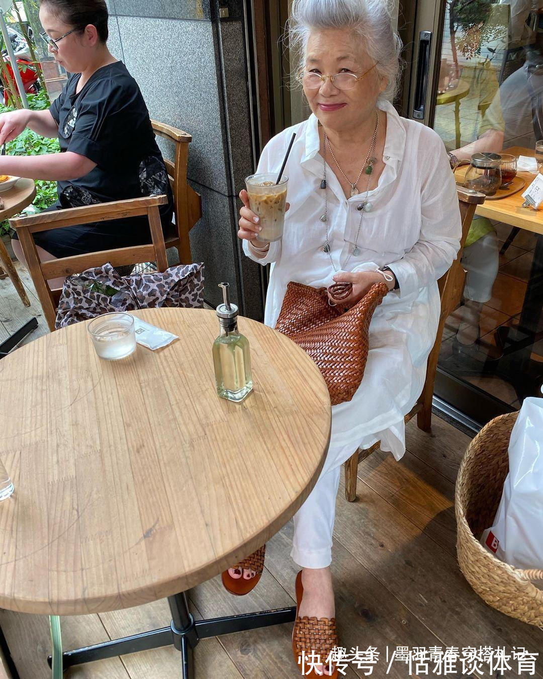 亮色系|日本82岁奶奶火了,身材发福但穿衣简约时髦,网友:比穿旗袍好