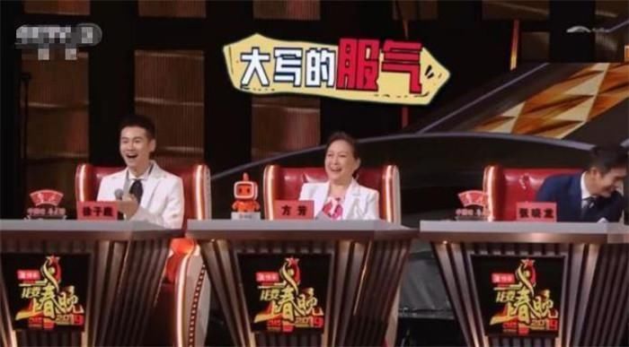 谢娜上央视主持节目,不顾形象当众脱鞋跳舞,网友:没素质