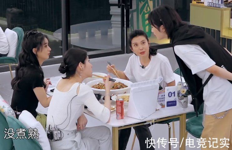 《中餐厅5》下期精彩，赵丽颖带2位闺蜜做客，却吃到没煮熟的米粉