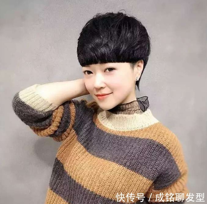 选择发型|年过50岁脸圆发量少的女人,剪短烫卷才更减龄,瘦脸还显发量多