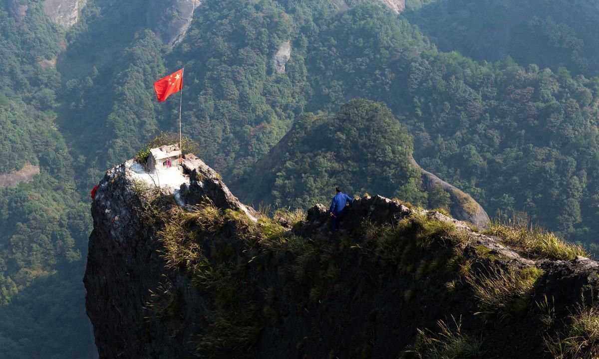 上香|中国一座建在悬崖边的寺庙，唯一小路宽不到半米，走过去心惊胆战