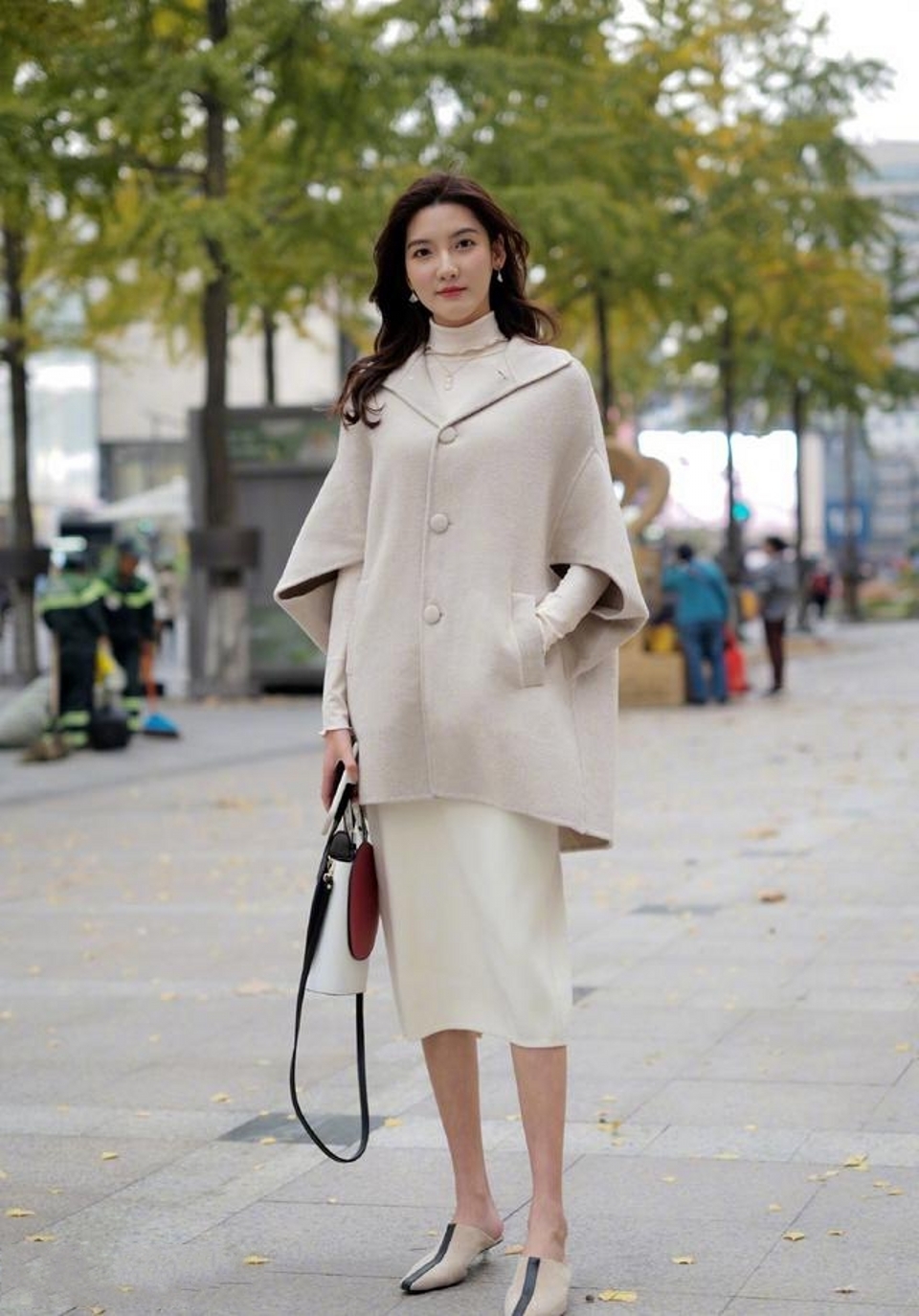 路人街拍,美女穿简约的白色衬衫,清爽透气,时尚感倍增