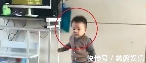 小袁|1岁宝宝犯错被“罚站”,无辜卖萌的样子,让妈妈瞬间就心软了