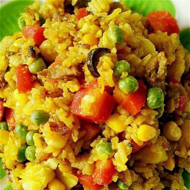 视为|抓饭油亮生辉,味香可口,被维吾尔族群众视为上等美餐