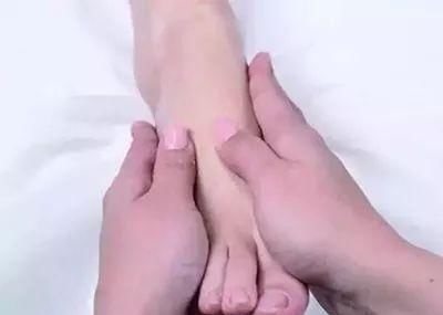 按摩|低头摸脚，百病治好，很多病在脚上都有开关！只是你不知道！