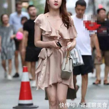 大长腿|街拍微胖姑娘的穿搭，紧身牛仔裤，修身包臀裙，凸显大长腿