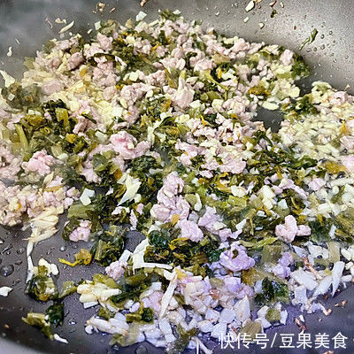 咸菜|#一口新年味，全家享佳味#一上桌就秒光的春卷（咸菜春卷）