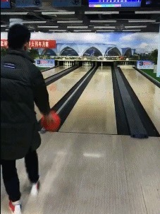 |搞笑GIF：我的手太小了，真的抓不紧，下次不来玩了！