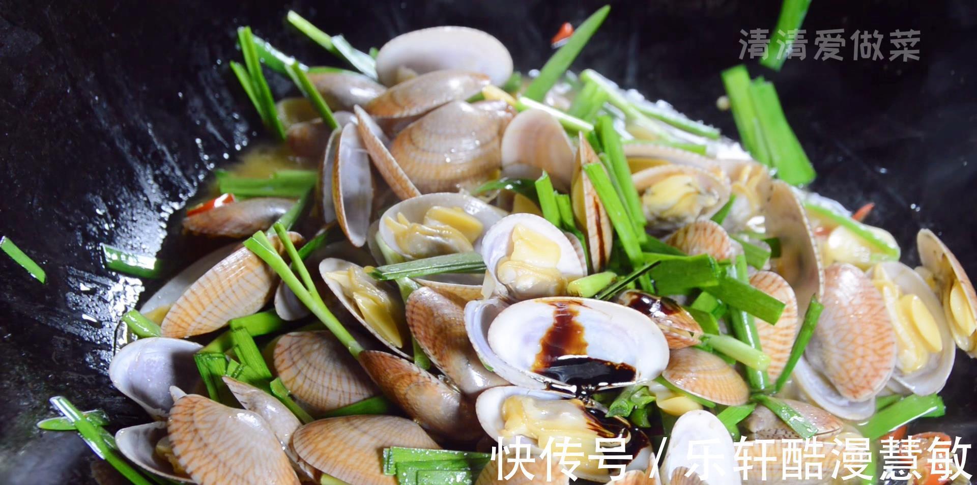 炒花蛤，别只会直接下锅焯水了，教你一招，花蛤干净又过瘾