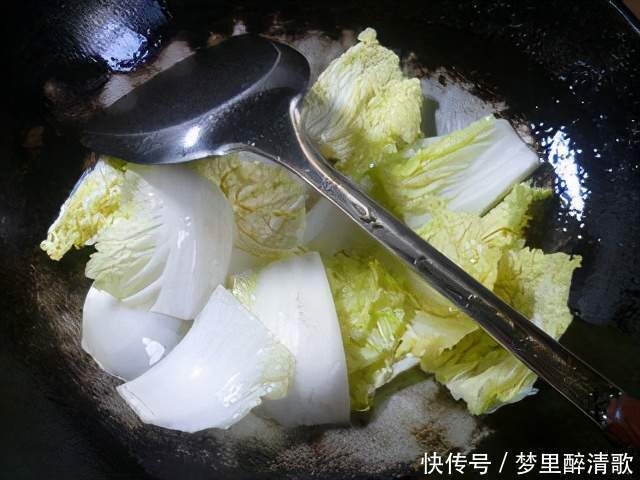  牛肉丸白菜面的家常做法，汤汁鲜浓味道美味，冬天来一碗超暖和