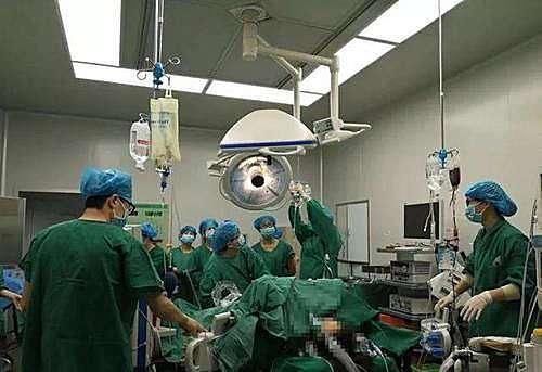 产妇|妊妇无麻醉直接剖宫产,医护人员含泪接生!女人才懂为母则刚