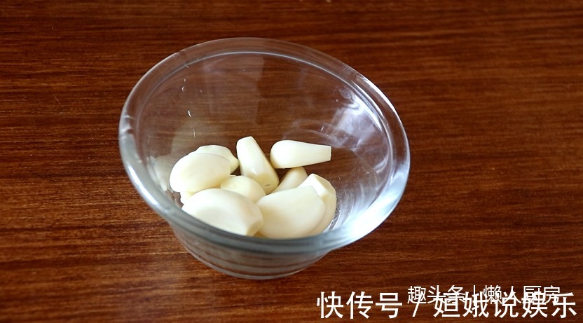 蒜蓉剁椒|教你做最简单的剁椒金针菇,配上秘制蒜蓉剁椒酱,味道超赞