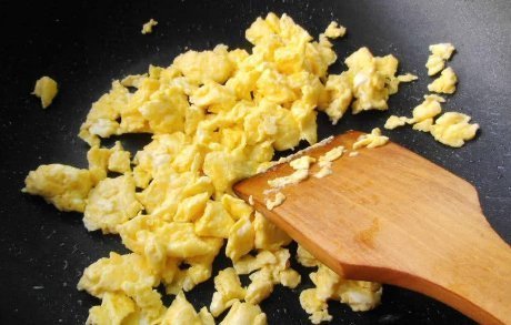 韭菜炒鸡蛋,先炒韭菜还是鸡蛋顺序错了,难怪鸡蛋老,韭菜发黄