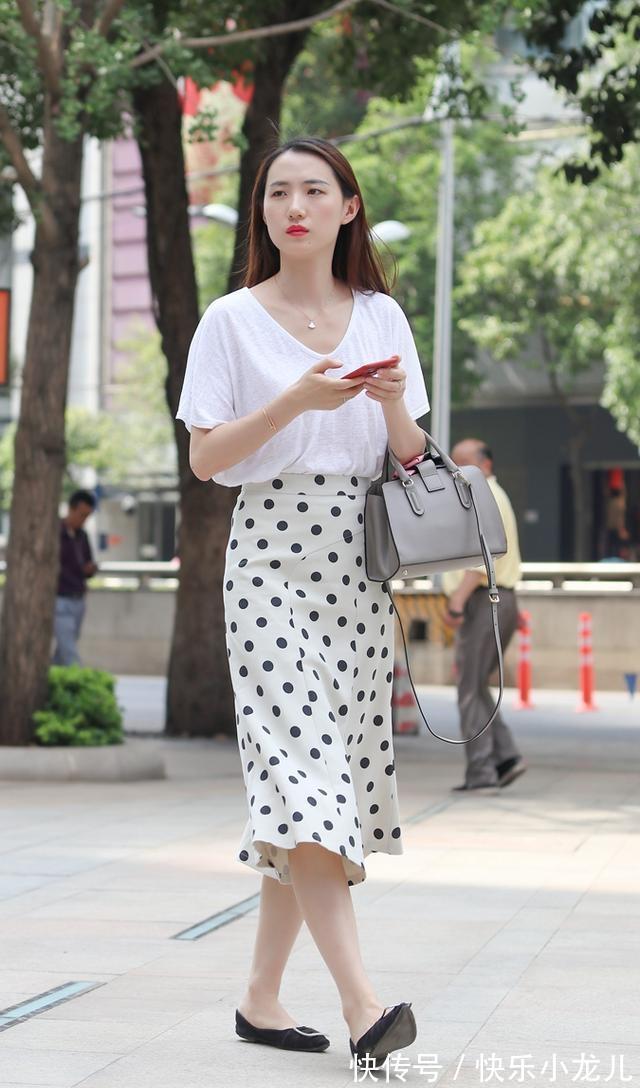 优雅 高贵优雅的连衣裙装扮更添清纯美感,展示傲娇的体态,简单得体