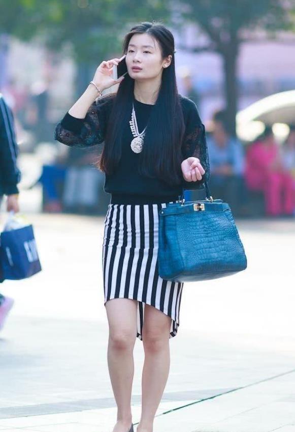 开叉式|街拍小姐姐深蓝色的运动短裤搭配深蓝色的修身半袖,很有少女范