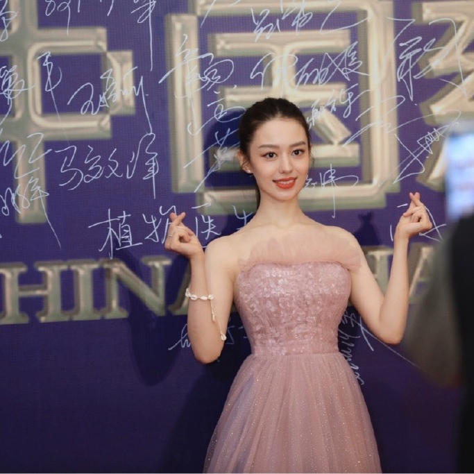 穿搭|吉娜身材绝了,生完娃后身材没变样,吊带配透视修身衣精致又时髦